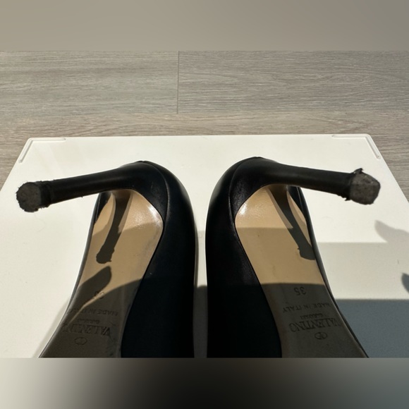Valentino Garavino Black rockstud pump size 35. used, excellent condition - Picture 13 of 16